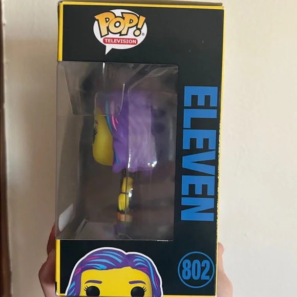 Funko Pop Stranger Things Eleven - glow in the dark EXCLUSIVE - Picture 4 of 6